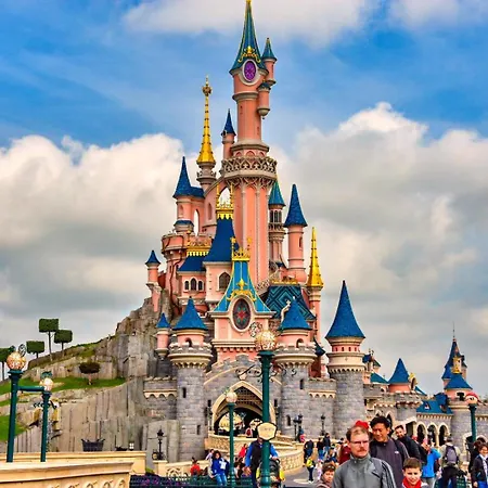 Family's House - Proche De La Vallee Village Et Disneyland Paris ,2 Parkings, Air Condition سيري
