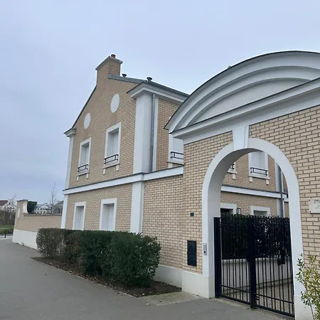 Holiday home Family's House - Proche De La Vallee Village Et Disneyland Paris ,2 Parkings, Air Condition