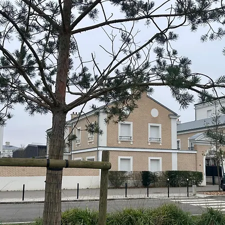 بيت للعطل Family's House - Proche De La Vallee Village Et Disneyland Paris ,2 Parkings, Air Condition سيري