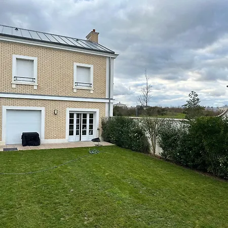 Family's House - Proche De La Vallee Village Et Disneyland Paris ,2 Parkings, Air Condition *